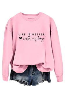 Détail du sweat rose avec texte Life is better with my boys et short en jean bleu clair