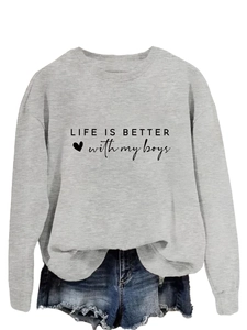 Détail du sweat gris avec l'inscription imprimée Life is better with my boys pour homme