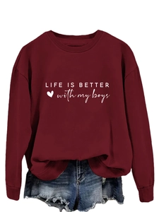 Gros plan du texte LIFE IS BETTER with my boys sur le sweat-shirt bordeaux