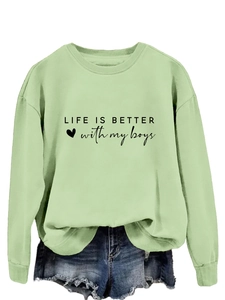Gros plan sur l'imprimé Life is better with my boys sur le sweat-shirt vert clair