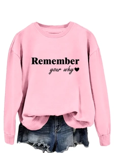 Dettaglio della stampa 'Remember your why' su felpa rosa a girocollo da donna