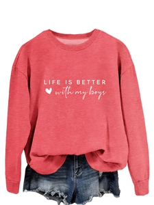 Gros plan du texte imprimé Life is Better with My Boys sur sweatshirt rouge