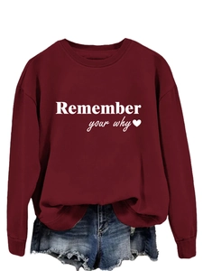 Dettaglio di una felpa bordeaux con la stampa dello slogan bianco Remember Your Why