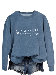 Détail de l'imprimé sur le sweat à manches longues bleu clair en maille chinée