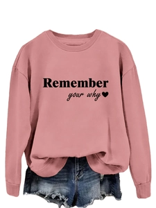 Dettaglio felpa rosa con stampa Remember your why e finiture in maglia a coste