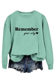 Dettaglio della felpa verde menta con stampa artistica dello slogan 'Remember your why'