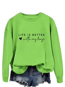 Détail du motif Life is Better with My Boys sur sweat-shirt vert à col rond