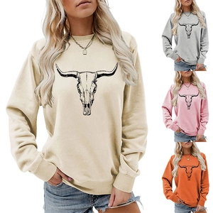 Détail de sweats à col rond avec motifs tête de taureau vintage en quatre couleurs