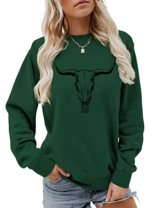 Détail du sweat-shirt vert foncé avec imprimé tête de taureau noir et poignets côtelés