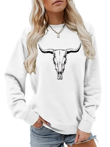 Détail de l'imprimé artistique de crâne de taureau sur un sweat-shirt blanc à manches