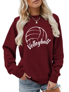 Dettaglio della felpa bordeaux con grafica bianca da pallavolo e testo in corsivo