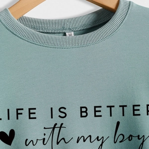 Sweat vert menthe avec inscription Life Is Better With My Boys sur cintre en bois