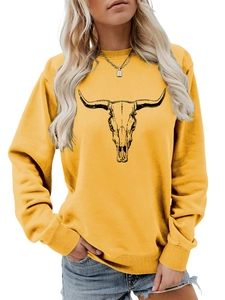 Vue détaillée du sweat jaune à col rond avec motif crâne de taureau en trait noir