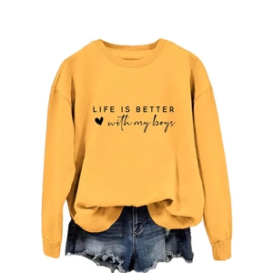 Sweat-shirt jaune moutarde avec imprimé LIFE IS BETTER with my boys et short en jean