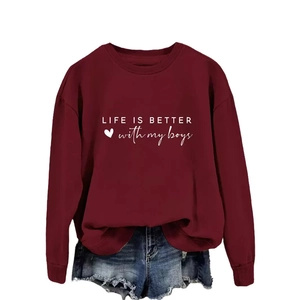 Sweat bordeaux à col rond avec texte Life is Better with My Boys et motif de cœur