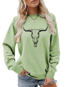 Détail d'un sweat-shirt vert clair à manches longues avec motif crâne de longhorn