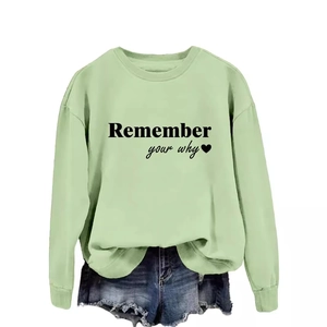 Felpa verde chiaro con stampa Remember Your Why e pantaloncini di jeans casual
