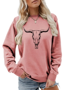 Détail de l'imprimé crâne de taureau sur sweat rose avec col rond et poignets côtelés