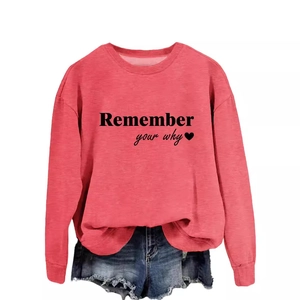 Felpa rosa a girocollo con stampa Remember Your Why e shorts in denim su sfondo bianco