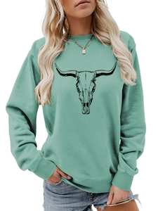 Détail d'un sweat vert menthe avec imprimé tête de taureau noir et col rond côtelé