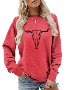 Détail d'un sweat rouge à manches longues avec imprimé de crâne de taureau noir et bords-côtes