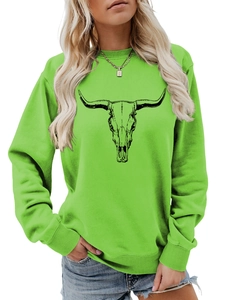 Détail du col rond et de l'imprimé tête de buffle sur le sweat-shirt vert fluo