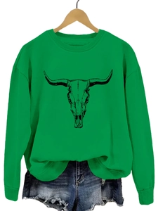Détail d'un sweat-shirt vert avec imprimé crâne de taureau et col rond classique