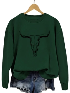 Gros plan sur l'imprimé crâne de longhorn sur le sweat-shirt vert foncé et le short