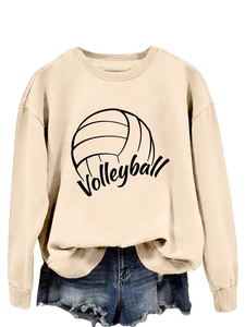 Dettaglio della grafica di pallavolo e della scritta sulla felpa girocollo beige