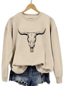 Détail du sweat à col rond beige avec imprimé vintage de crâne de taureau en coton