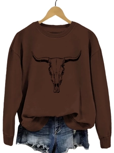 Détail de l'imprimé crâne de taureau sur sweat marron à col rond et manches longues