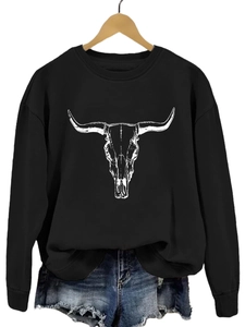 Détail d'un sweat à col rond noir avec imprimé crâne de taureau blanc en coton épais