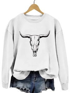 Détail de l'imprimé crâne de taureau noir sur un sweat-shirt blanc à manches longues