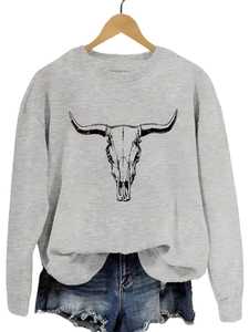 Détail du sweat-shirt gris à col rond avec motif imprimé de crâne de vache noir et blanc