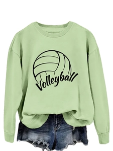 Dettaglio dello scollo a costine e stampa pallavolo su felpa verde menta ampia