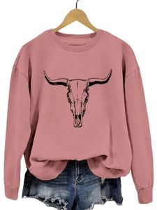 Détail du sweat-shirt rose ample avec imprimé tête de taureau sur un cintre