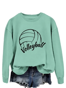Dettaglio felpa girocollo verde menta con stampa pallavolo e pantaloncini di jeans