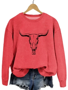 Détail d'un sweat rouge à col rond avec motif tête de taureau sur cintre en bois
