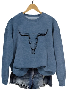 Détail de l'imprimé crâne de taureau sur sweat-shirt bleu marine en coton à manches longues