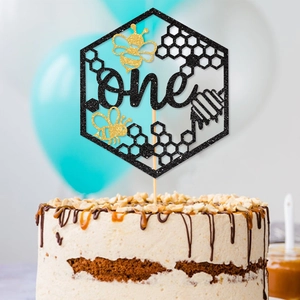 Glitzernder Sechseck Bienen One Kuchendeko für den ersten Kindergeburtstag
