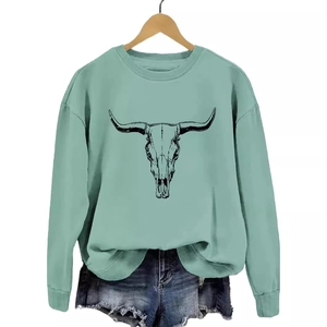 Sweat-shirt vert menthe à col rond avec motif crâne de taureau et short en jean