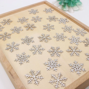 Glinsterende zilveren sneeuwvlok confetti voor kerstversiering en handwerk