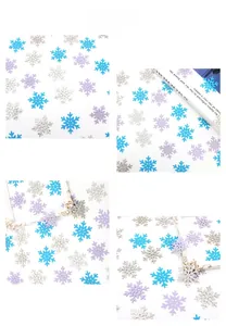 Vista ravvicinata di coriandoli a fiocco di neve glitterati blu, viola e argento natalizi