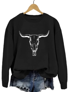Sudadera negra de manga larga con estampado de calavera de toro blanca y shorts vaqueros