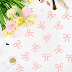 Coriandoli a fiocco glitter rosa con fiori e cosmetici su sfondo bianco pulito