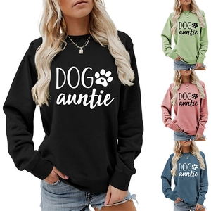 Détail de l'imprimé Dog Auntie et du motif de patte sur le sweat-shirt décontracté