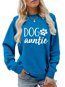 Détail du sweat bleu roi dog auntie avec motif graphique blanc imprimé