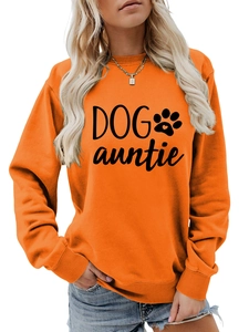 Détail de l'imprimé Dog Auntie sur un sweat à col rond orange vif avec poignets côtelés