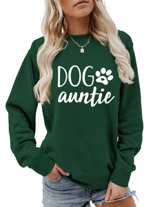 Détail du slogan Dog Auntie et de l'imprimé patte de cœur sur le sweat vert foncé