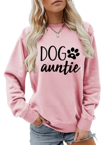 Vue détaillée du sweat rose à col rond avec texte DOG auntie et motif de patte noire